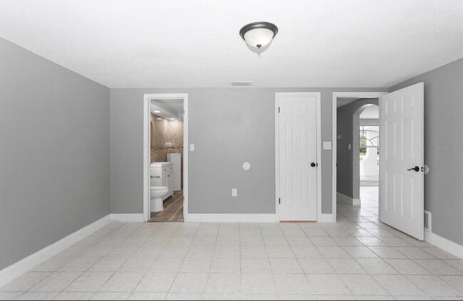 Building Photo - 9200 Chantilly Ln