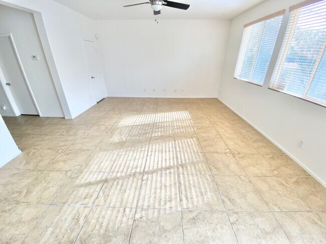 Building Photo - CUTE 3 BEDROOM / 2.5 BATHROOMS, TOWNHOME W...