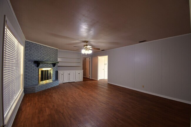 Building Photo - Charming 3 Bedroom, 2 Bath Home In Shady Oaks Addition!