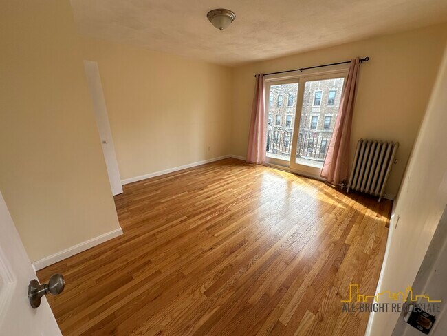 Building Photo - 200 Kelton St