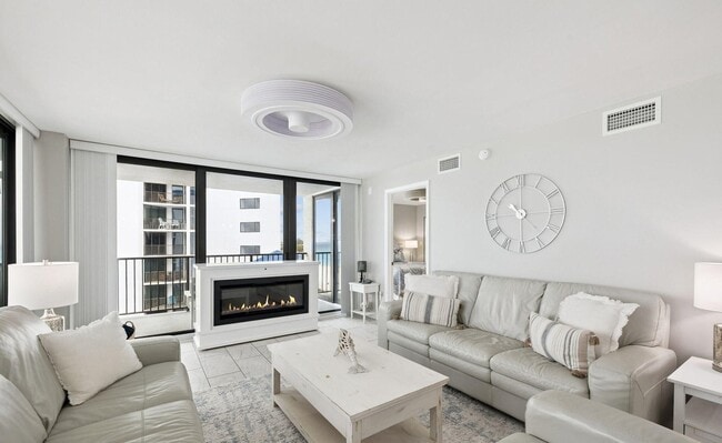 Foto del edificio - 17155 Front Beach Rd