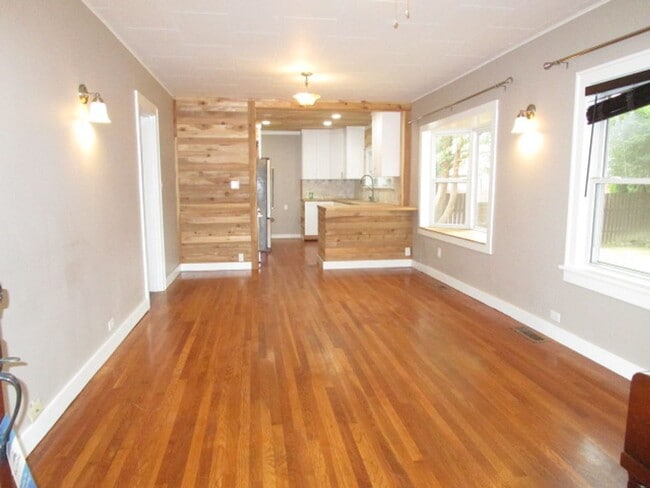 Building Photo - 735 Jameson St