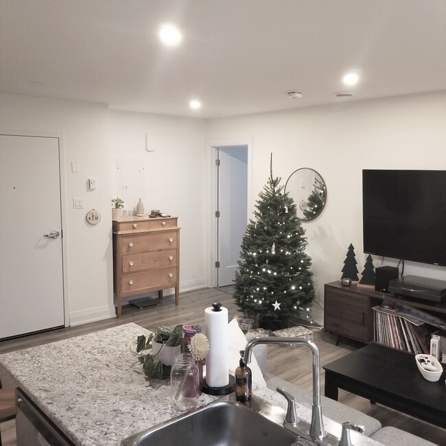 Building Photo - 87 Stirling Ave