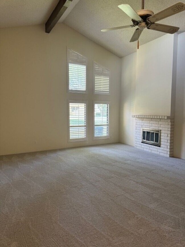 Building Photo - 2300 El Portal Dr