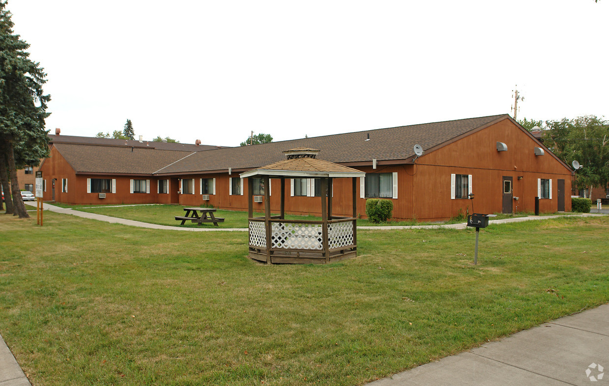 Primary Photo - Elmwood Apts