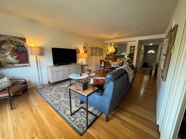 Foto del edificio - Fully Furnished 2 Bed / 1 Bath Condo Near Downtown La Mesa