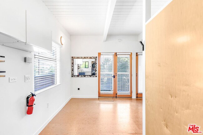 Foto del edificio - 2460 N Gower St