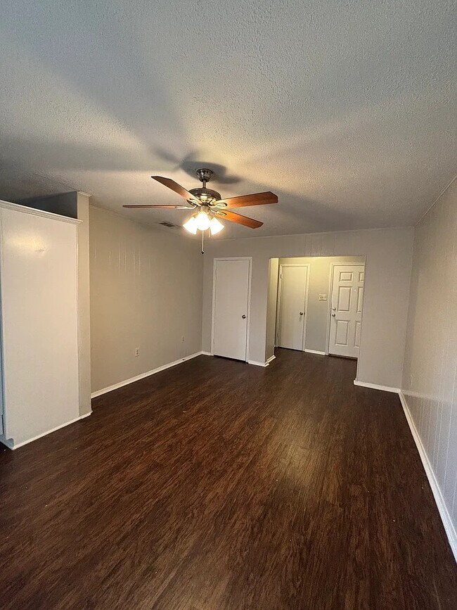 Foto del edificio - 1220 Twin Lakes Dr