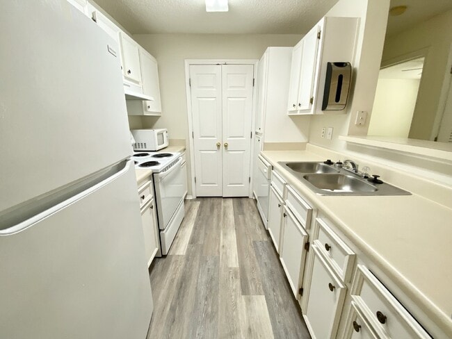 Building Photo - First Floor Living! One Bedroom Apartment in The Reserve at Woodbridge