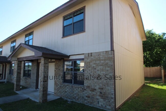 Building Photo - Two-Story Living!