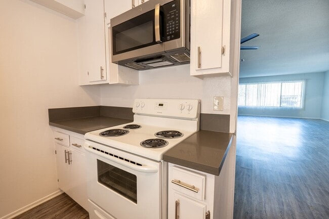 Interior Photo - 18411 Vincennes Street