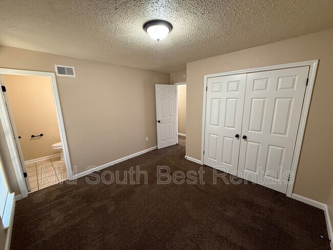 Building Photo - 5186 Chantilly Dr