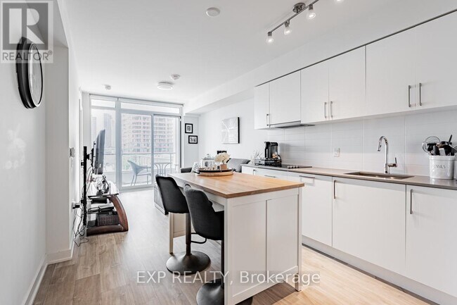 Building Photo - 27 Bathurst St