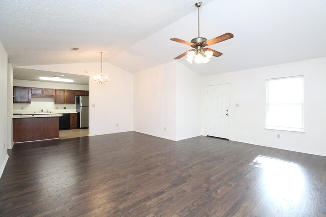 Building Photo - Pet friendly 3/2 in the Northpointe Subdiv...