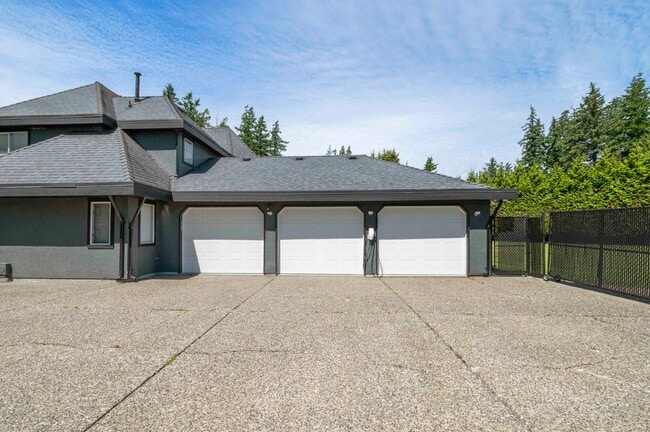 Building Photo - Executive 5 bedroom 4 bathroom Home on Pan...