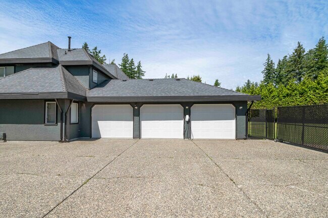 Photo du bâtiment - Executive 5 bedroom 4 bathroom Home on Pan...