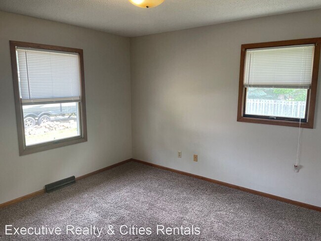 Building Photo - 3 br, 1 bath House - 7620 E Point Douglas ...