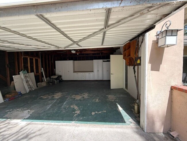Foto del edificio - La Cañada Schools-  Family Home - Natural Hardwood, 2 car attached garage, Central A/C, New Appli...