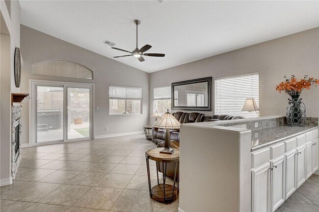 Foto del edificio - IMMACULATE FURNISHED 3BEDROOM GREEN VALLEY BEAUTY!