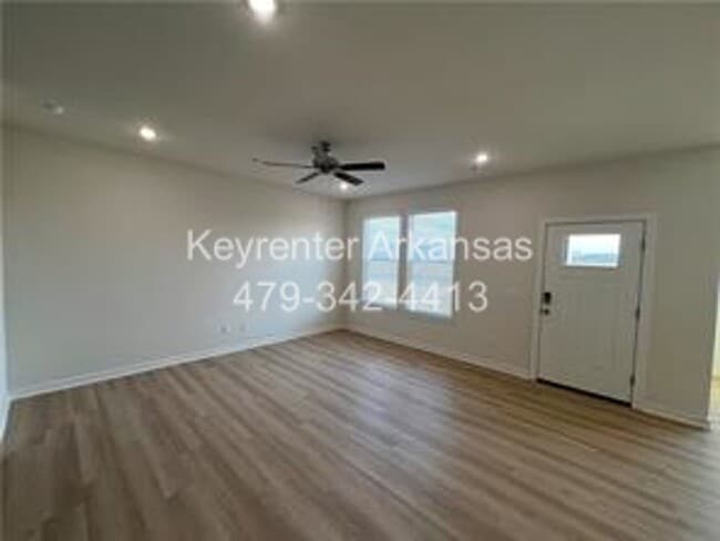 Building Photo - Amazing 3 Bedroom - 3.5 Bathroom in Fayetteville!