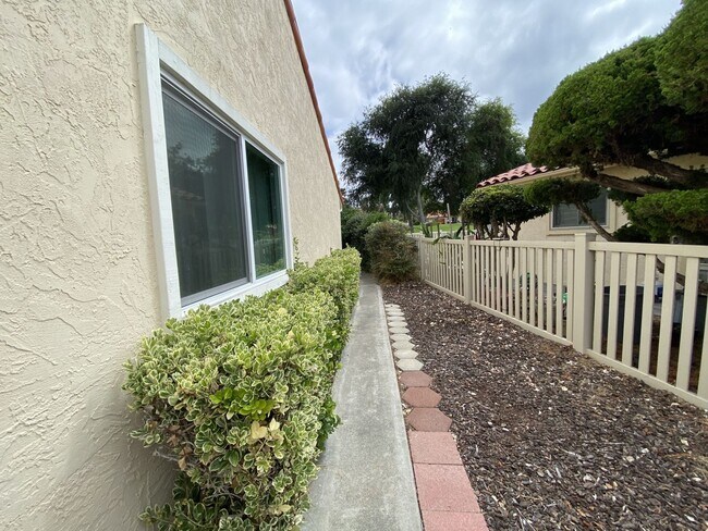 Building Photo - 2+bd/1ba Single Story Duplex Minutes Drive...