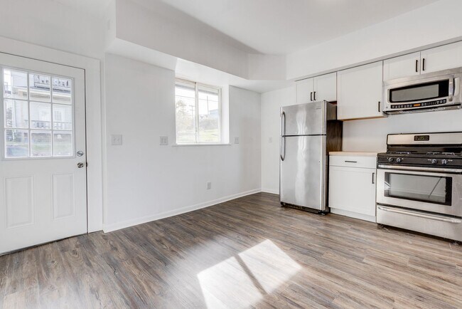 Building Photo - AVAILABLE NOW - Beautiful 3 Bedroom Home w...