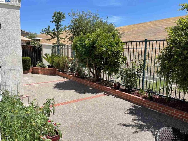 Building Photo - 5751 Shadow Hill Dr