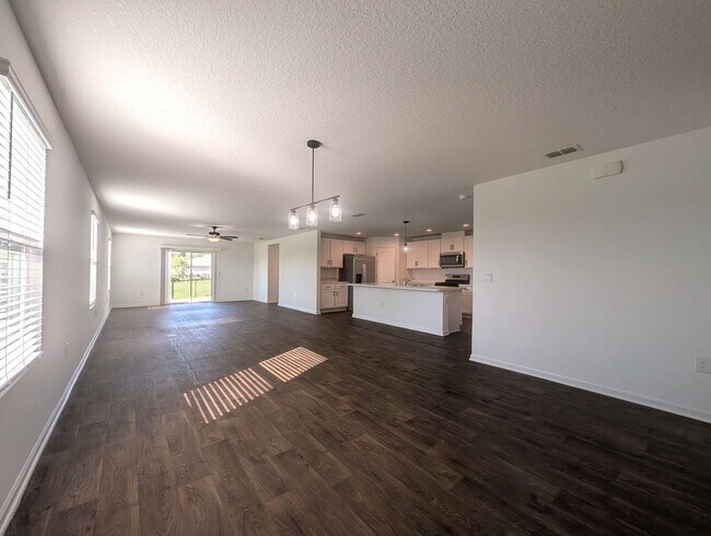 Building Photo - ENTRADA SUBDIVISION - THIS 4/2/3 HOME WITH OVER 2,140 sqft AND FENCED REAR YARD IS NOW AVAILABLE!!