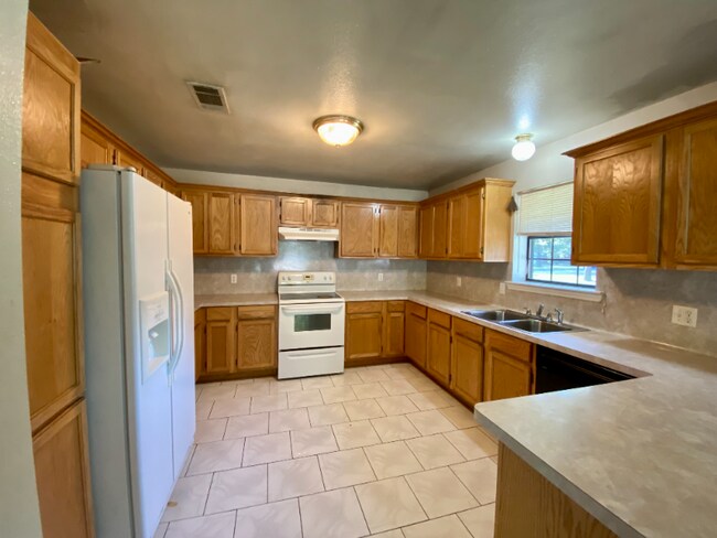 Building Photo - 719 Edgewood Cir