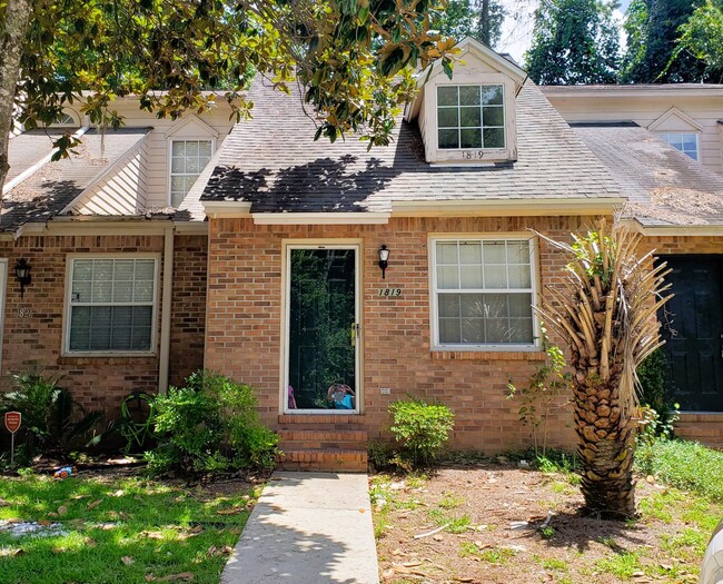 Building Photo - 2/2 town home, all hardwood floors for ren...