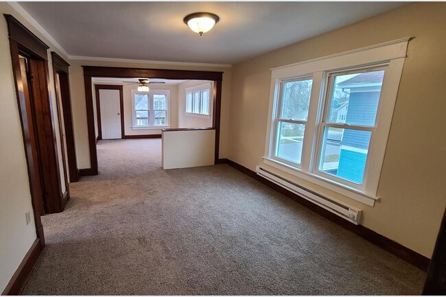 Living Room/Dining Room - 86 Lighthouse Ct