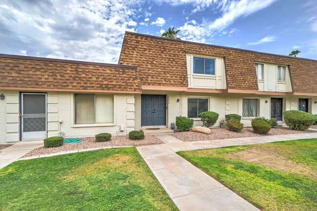 Building Photo - READY TO VIEW NOW! Spacious 3 Bed 2.5 Bath...