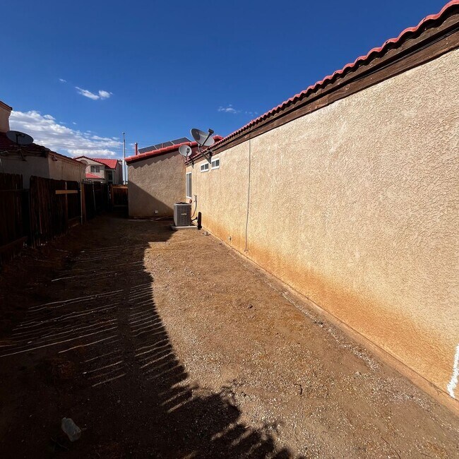 Foto del edificio - 13649 Glengarry Dr