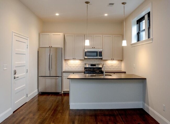 Building Photo - 2 bed in the South End.... Sept 1st move
