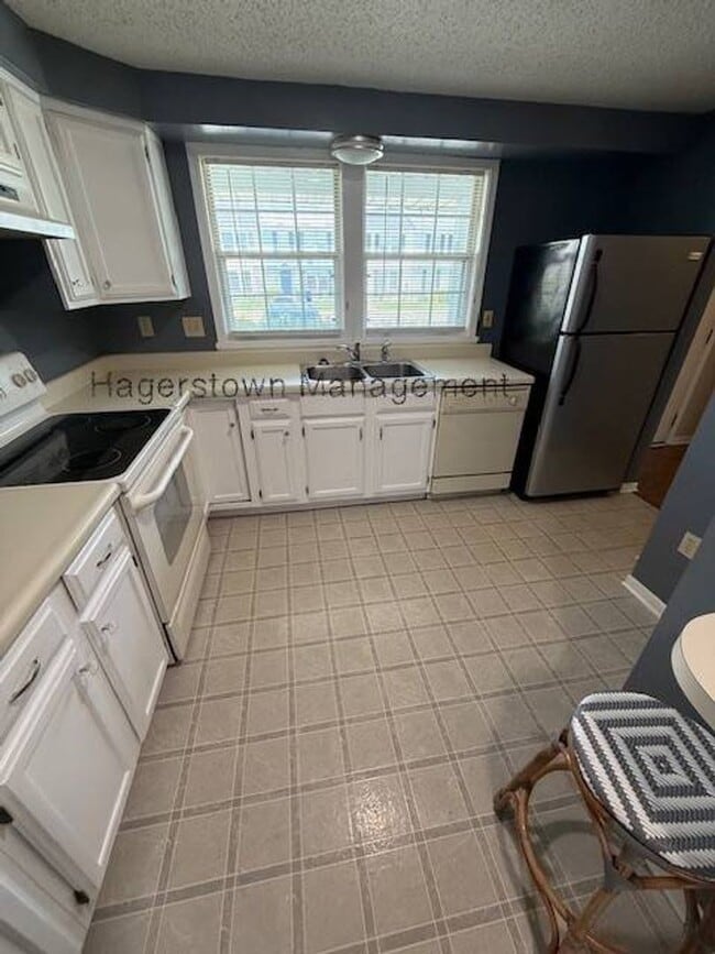 Building Photo - 3 BR Townhouse - Iris Ct