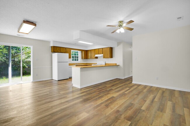 Foto del edificio - 120 Tar Heel Dr