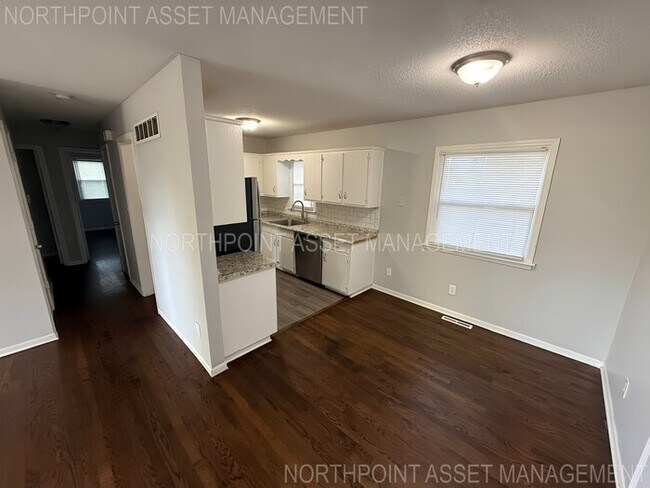 Foto del edificio - 3 bed, 1 bath, open layout available now!