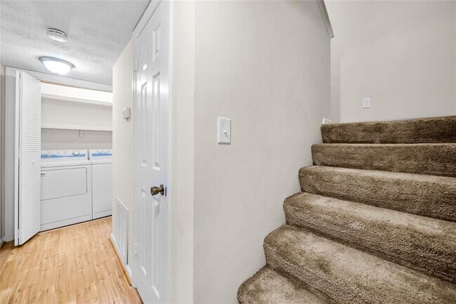 Foto del edificio - 5018 Meadow Ln