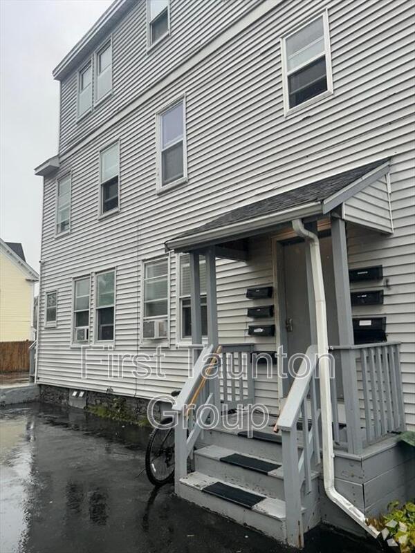 Building Photo - 9 Cedar St