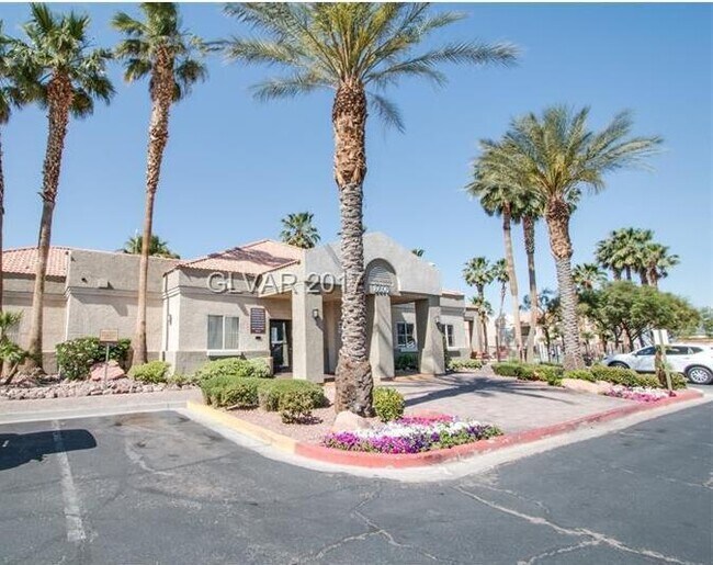 Foto del edificio - 2 bedroom condo in Gated community