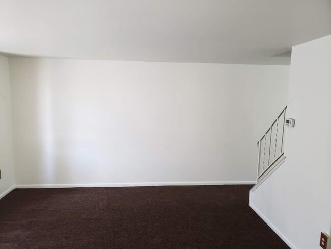 Building Photo - 985 Regina Dr