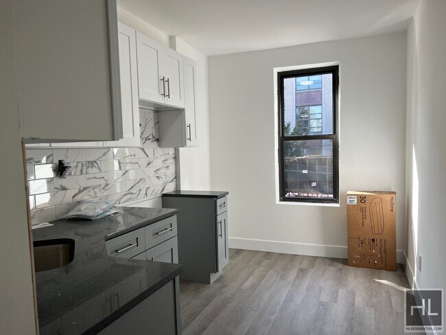 Foto del edificio - FRESHLY RENOVATED   BEAUTIFUL &  LARGE 3 B...