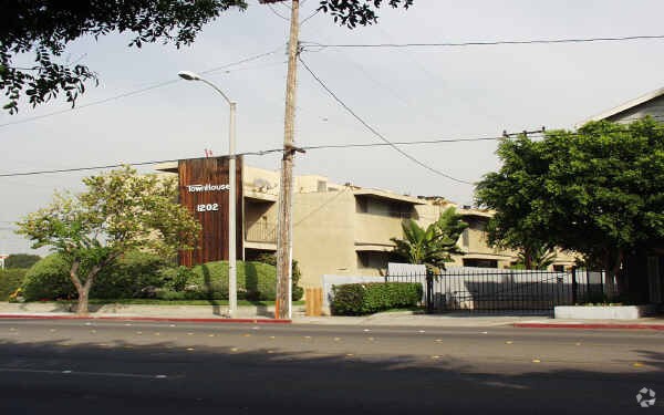 Foto del edificio - 1202 S Mayflower Ave