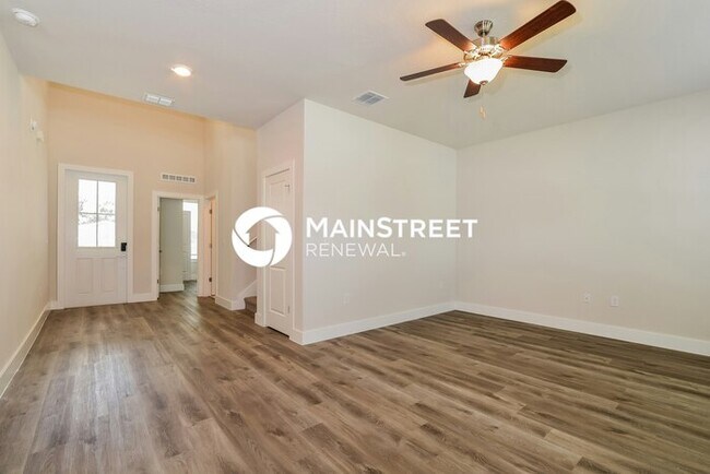 Foto del edificio - 4 Bedroom Pet-Friendly Home in Deland, FL with Main Street Renewal