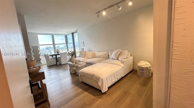 Building Photo - 2899 Collins Ave