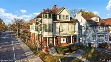 Building Photo - 2405 3rd Ave
