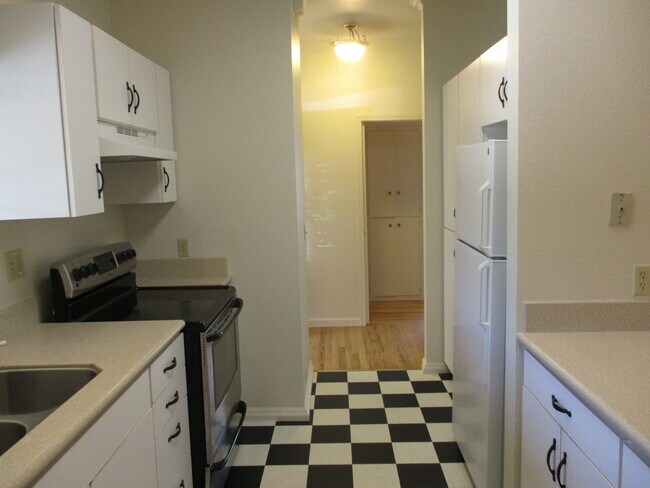 Foto del edificio - Cute Home Boasting Hardwood, close to Enlo...