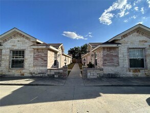 Building Photo - 215 W Albatross Ave
