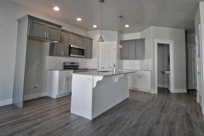 Foto del edificio - 4 Bedroom 2.5 Bathroom Townhome in Lehi