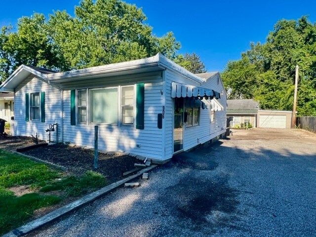 Building Photo - 906 Varner Ave